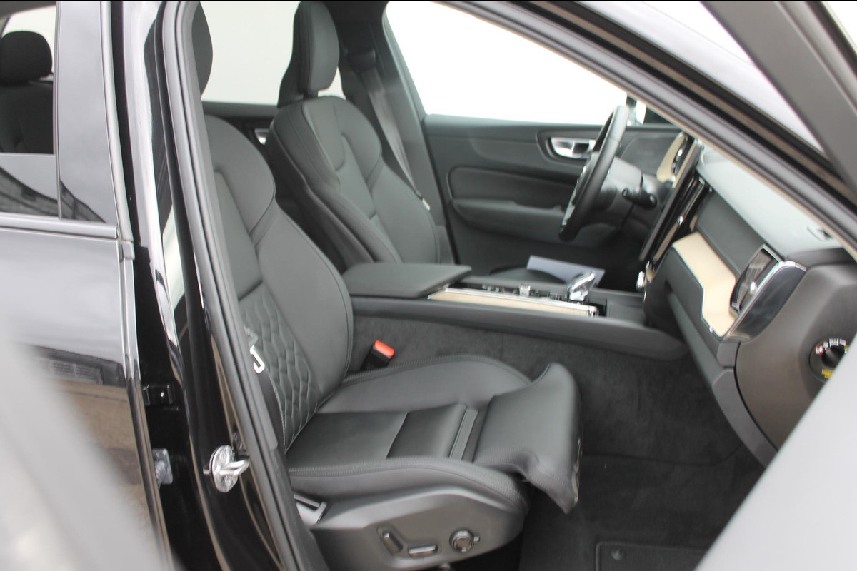 Volvo XC60 2.0 T6 Plug-in hybrid AWD Ultra Dark Luchtvering / Panoramisch schuif-kanteldak / Semi elektrisch wegklapbare trekhaak / Harman Kardon Audio