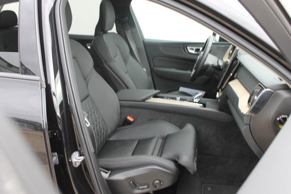 Volvo XC60 2.0 T6 Plug-in hybrid AWD Ultra Dark Luchtvering / Panoramisch schuif-kanteldak / Semi elektrisch wegklapbare trekhaak / Harman Kardon Audio