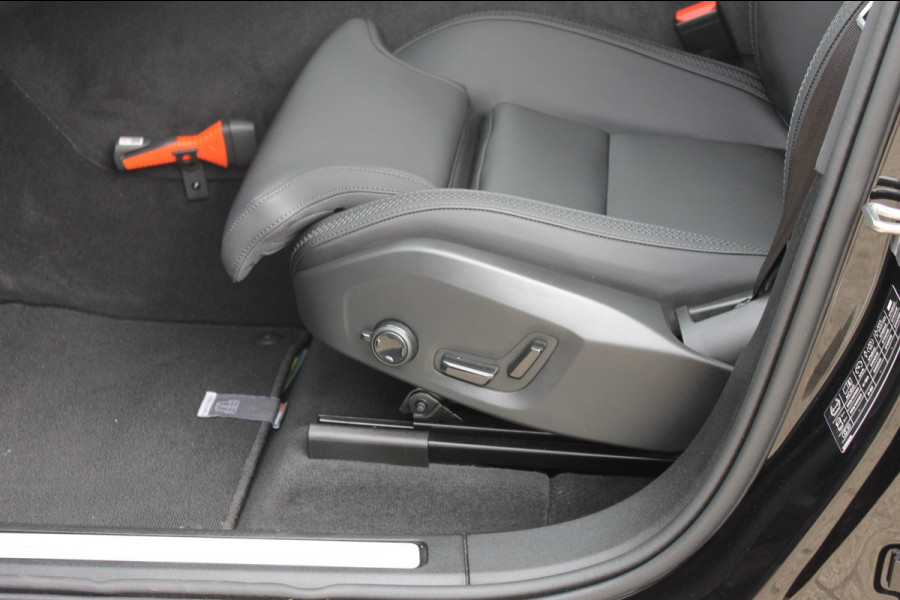 Volvo XC60 2.0 T6 Plug-in hybrid AWD Ultra Dark Luchtvering / Panoramisch schuif-kanteldak / Semi elektrisch wegklapbare trekhaak / Harman Kardon Audio