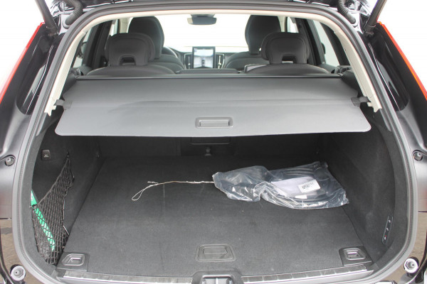 Volvo XC60 2.0 T6 Plug-in hybrid AWD Ultra Dark Luchtvering / Panoramisch schuif-kanteldak / Semi elektrisch wegklapbare trekhaak / Harman Kardon Audio