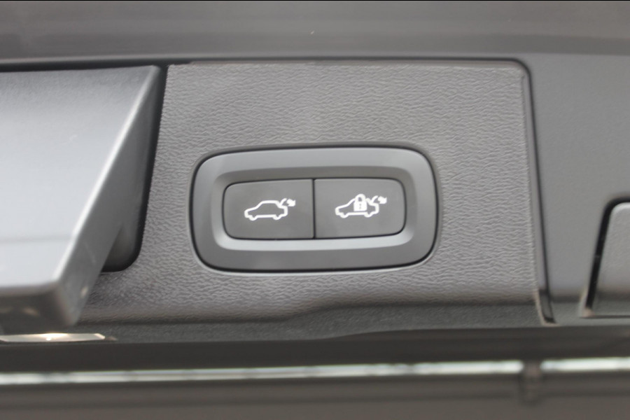 Volvo XC60 2.0 T6 Plug-in hybrid AWD Ultra Dark Luchtvering / Panoramisch schuif-kanteldak / Semi elektrisch wegklapbare trekhaak / Harman Kardon Audio
