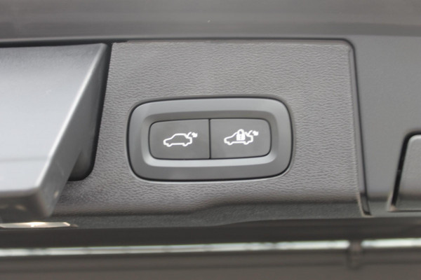 Volvo XC60 2.0 T6 Plug-in hybrid AWD Ultra Dark Luchtvering / Panoramisch schuif-kanteldak / Semi elektrisch wegklapbare trekhaak / Harman Kardon Audio