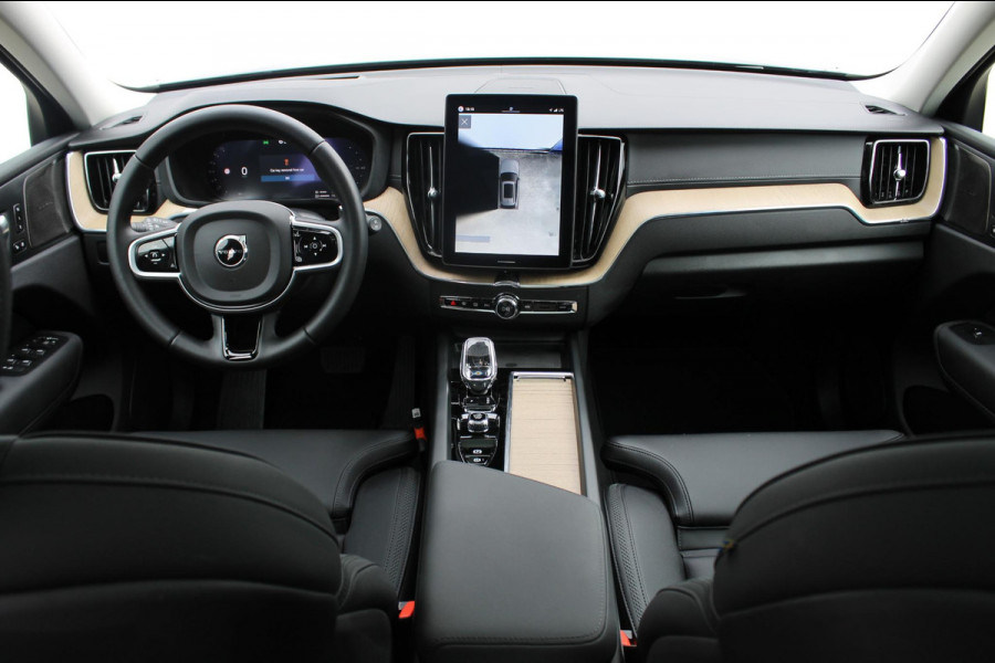 Volvo XC60 2.0 T6 Plug-in hybrid AWD Ultra Dark Luchtvering / Panoramisch schuif-kanteldak / Semi elektrisch wegklapbare trekhaak / Harman Kardon Audio