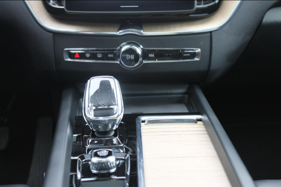 Volvo XC60 2.0 T6 Plug-in hybrid AWD Ultra Dark Luchtvering / Panoramisch schuif-kanteldak / Semi elektrisch wegklapbare trekhaak / Harman Kardon Audio