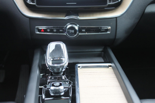Volvo XC60 2.0 T6 Plug-in hybrid AWD Ultra Dark Luchtvering / Panoramisch schuif-kanteldak / Semi elektrisch wegklapbare trekhaak / Harman Kardon Audio