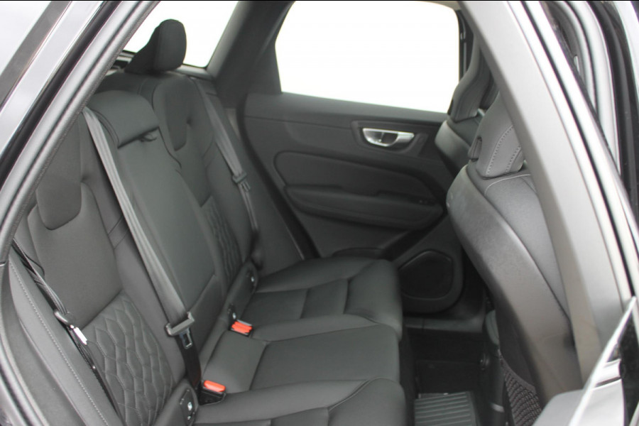 Volvo XC60 2.0 T6 Plug-in hybrid AWD Ultra Dark Luchtvering / Panoramisch schuif-kanteldak / Semi elektrisch wegklapbare trekhaak / Harman Kardon Audio