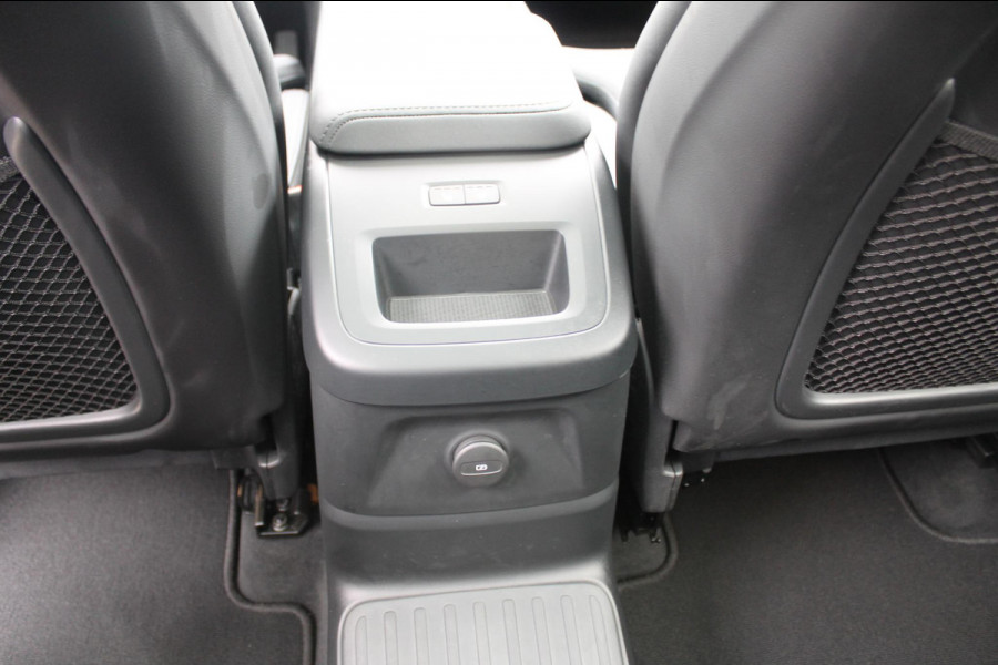 Volvo XC60 2.0 T6 Plug-in hybrid AWD Ultra Dark Luchtvering / Panoramisch schuif-kanteldak / Semi elektrisch wegklapbare trekhaak / Harman Kardon Audio