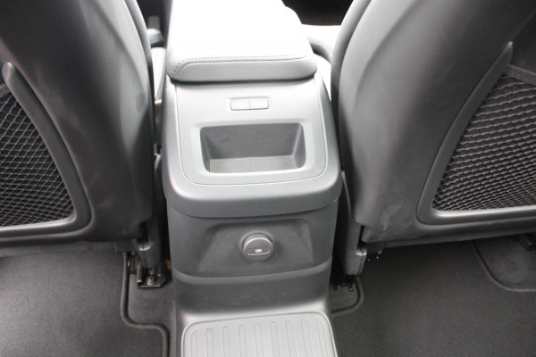Volvo XC60 2.0 T6 Plug-in hybrid AWD Ultra Dark Luchtvering / Panoramisch schuif-kanteldak / Semi elektrisch wegklapbare trekhaak / Harman Kardon Audio
