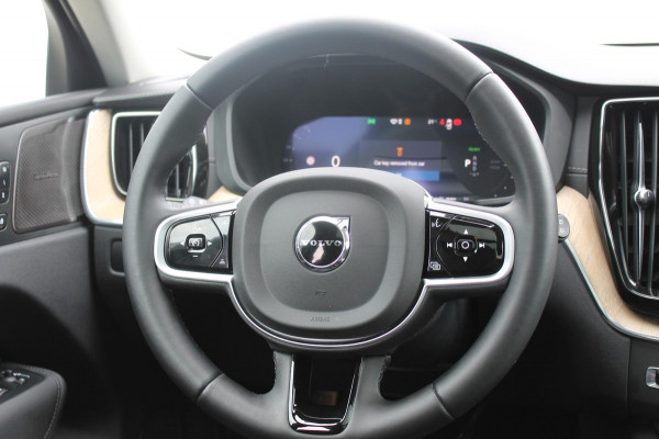 Volvo XC60 2.0 T6 Plug-in hybrid AWD Ultra Dark Luchtvering / Panoramisch schuif-kanteldak / Semi elektrisch wegklapbare trekhaak / Harman Kardon Audio