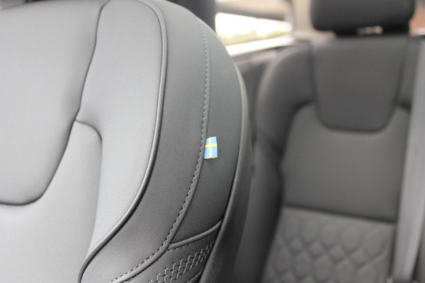 Volvo XC60 2.0 T6 Plug-in hybrid AWD Ultra Dark Luchtvering / Panoramisch schuif-kanteldak / Semi elektrisch wegklapbare trekhaak / Harman Kardon Audio