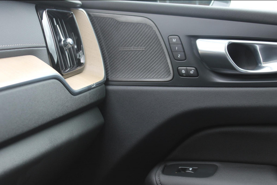 Volvo XC60 2.0 T6 Plug-in hybrid AWD Ultra Dark Luchtvering / Panoramisch schuif-kanteldak / Semi elektrisch wegklapbare trekhaak / Harman Kardon Audio