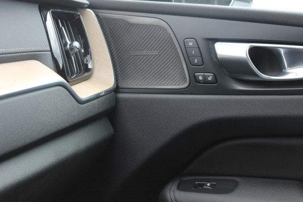 Volvo XC60 2.0 T6 Plug-in hybrid AWD Ultra Dark Luchtvering / Panoramisch schuif-kanteldak / Semi elektrisch wegklapbare trekhaak / Harman Kardon Audio