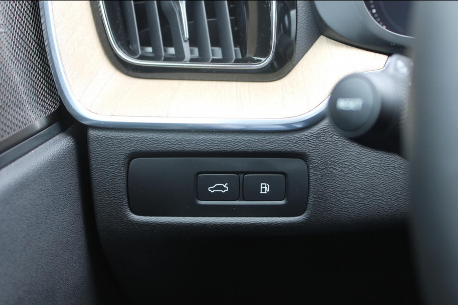 Volvo XC60 2.0 T6 Plug-in hybrid AWD Ultra Dark Luchtvering / Panoramisch schuif-kanteldak / Semi elektrisch wegklapbare trekhaak / Harman Kardon Audio