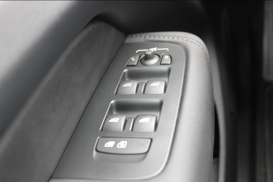 Volvo XC60 2.0 T6 Plug-in hybrid AWD Ultra Dark Luchtvering / Panoramisch schuif-kanteldak / Semi elektrisch wegklapbare trekhaak / Harman Kardon Audio