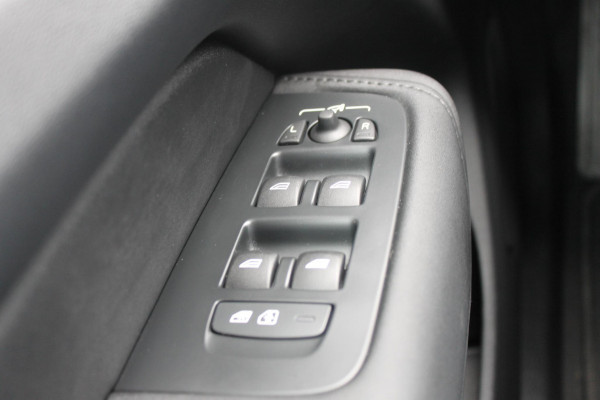 Volvo XC60 2.0 T6 Plug-in hybrid AWD Ultra Dark Luchtvering / Panoramisch schuif-kanteldak / Semi elektrisch wegklapbare trekhaak / Harman Kardon Audio