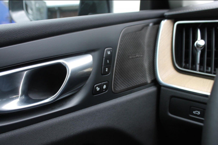 Volvo XC60 2.0 T6 Plug-in hybrid AWD Ultra Dark Luchtvering / Panoramisch schuif-kanteldak / Semi elektrisch wegklapbare trekhaak / Harman Kardon Audio