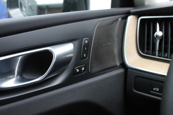 Volvo XC60 2.0 T6 Plug-in hybrid AWD Ultra Dark Luchtvering / Panoramisch schuif-kanteldak / Semi elektrisch wegklapbare trekhaak / Harman Kardon Audio