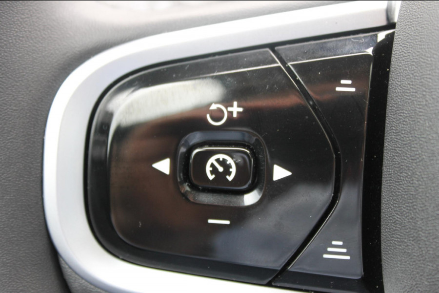 Volvo XC60 2.0 T6 Plug-in hybrid AWD Ultra Dark Luchtvering / Panoramisch schuif-kanteldak / Semi elektrisch wegklapbare trekhaak / Harman Kardon Audio