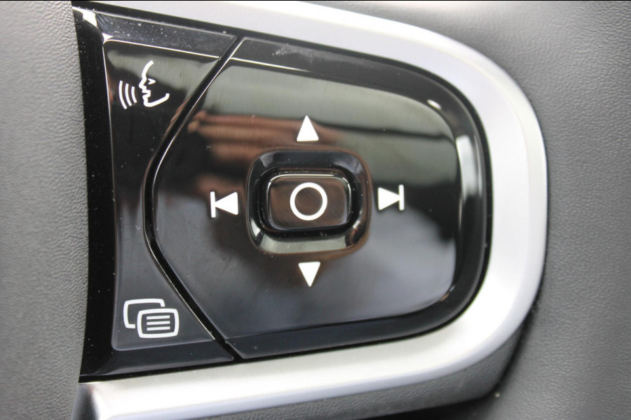 Volvo XC60 2.0 T6 Plug-in hybrid AWD Ultra Dark Luchtvering / Panoramisch schuif-kanteldak / Semi elektrisch wegklapbare trekhaak / Harman Kardon Audio
