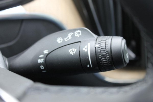 Volvo XC60 2.0 T6 Plug-in hybrid AWD Ultra Dark Luchtvering / Panoramisch schuif-kanteldak / Semi elektrisch wegklapbare trekhaak / Harman Kardon Audio