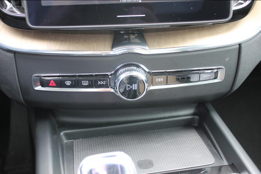 Volvo XC60 2.0 T6 Plug-in hybrid AWD Ultra Dark Luchtvering / Panoramisch schuif-kanteldak / Semi elektrisch wegklapbare trekhaak / Harman Kardon Audio