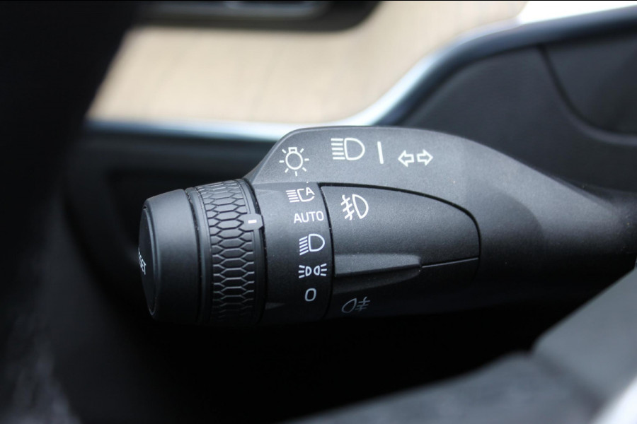 Volvo XC60 2.0 T6 Plug-in hybrid AWD Ultra Dark Luchtvering / Panoramisch schuif-kanteldak / Semi elektrisch wegklapbare trekhaak / Harman Kardon Audio