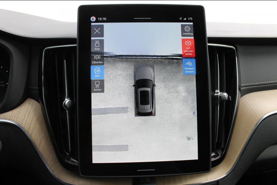 Volvo XC60 2.0 T6 Plug-in hybrid AWD Ultra Dark Luchtvering / Panoramisch schuif-kanteldak / Semi elektrisch wegklapbare trekhaak / Harman Kardon Audio