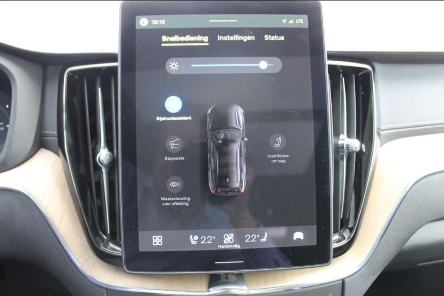 Volvo XC60 2.0 T6 Plug-in hybrid AWD Ultra Dark Luchtvering / Panoramisch schuif-kanteldak / Semi elektrisch wegklapbare trekhaak / Harman Kardon Audio