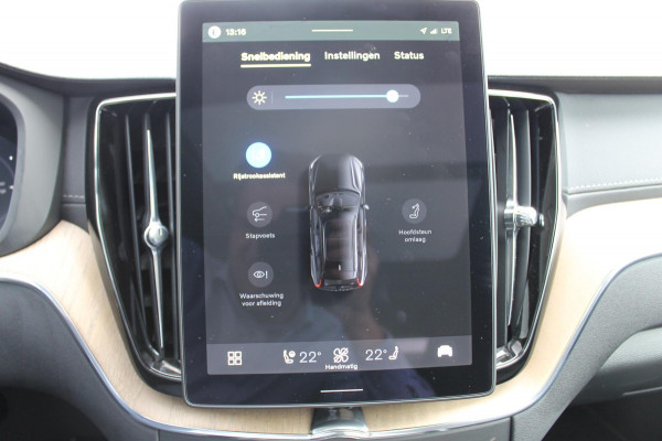 Volvo XC60 2.0 T6 Plug-in hybrid AWD Ultra Dark Luchtvering / Panoramisch schuif-kanteldak / Semi elektrisch wegklapbare trekhaak / Harman Kardon Audio