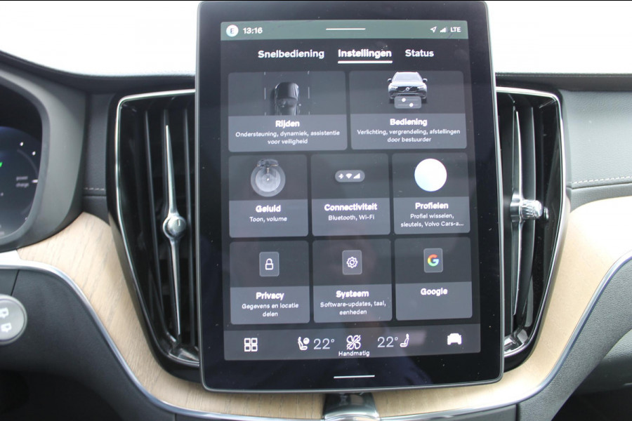 Volvo XC60 2.0 T6 Plug-in hybrid AWD Ultra Dark Luchtvering / Panoramisch schuif-kanteldak / Semi elektrisch wegklapbare trekhaak / Harman Kardon Audio