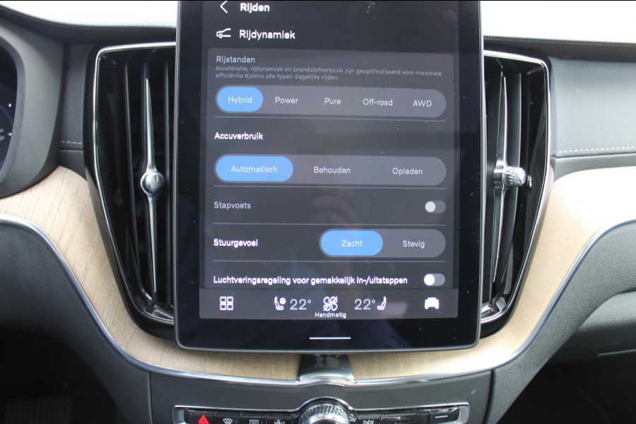 Volvo XC60 2.0 T6 Plug-in hybrid AWD Ultra Dark Luchtvering / Panoramisch schuif-kanteldak / Semi elektrisch wegklapbare trekhaak / Harman Kardon Audio