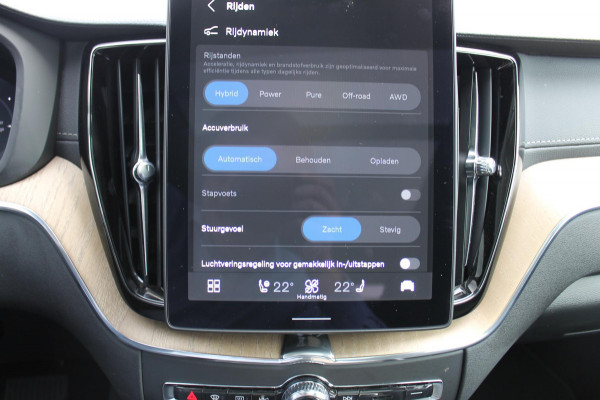 Volvo XC60 2.0 T6 Plug-in hybrid AWD Ultra Dark Luchtvering / Panoramisch schuif-kanteldak / Semi elektrisch wegklapbare trekhaak / Harman Kardon Audio
