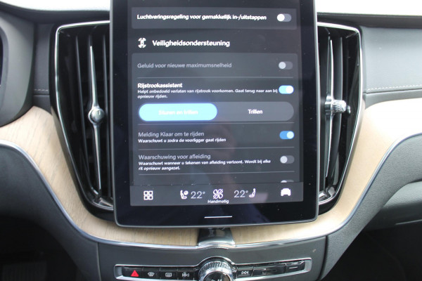 Volvo XC60 2.0 T6 Plug-in hybrid AWD Ultra Dark Luchtvering / Panoramisch schuif-kanteldak / Semi elektrisch wegklapbare trekhaak / Harman Kardon Audio
