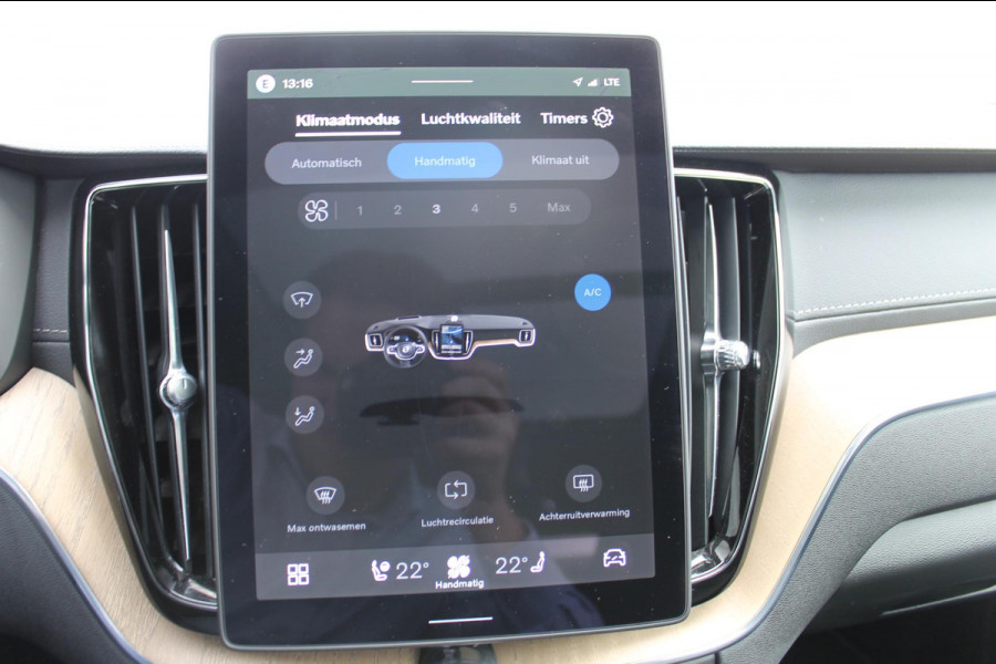 Volvo XC60 2.0 T6 Plug-in hybrid AWD Ultra Dark Luchtvering / Panoramisch schuif-kanteldak / Semi elektrisch wegklapbare trekhaak / Harman Kardon Audio