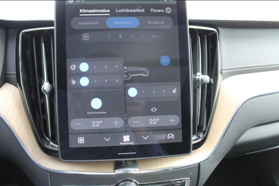 Volvo XC60 2.0 T6 Plug-in hybrid AWD Ultra Dark Luchtvering / Panoramisch schuif-kanteldak / Semi elektrisch wegklapbare trekhaak / Harman Kardon Audio