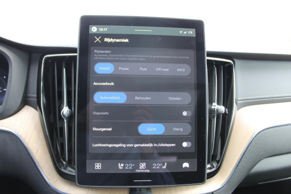 Volvo XC60 2.0 T6 Plug-in hybrid AWD Ultra Dark Luchtvering / Panoramisch schuif-kanteldak / Semi elektrisch wegklapbare trekhaak / Harman Kardon Audio