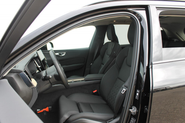 Volvo XC60 2.0 T6 Plug-in hybrid AWD Ultra Dark Luchtvering / Panoramisch schuif-kanteldak / Semi elektrisch wegklapbare trekhaak / Harman Kardon Audio
