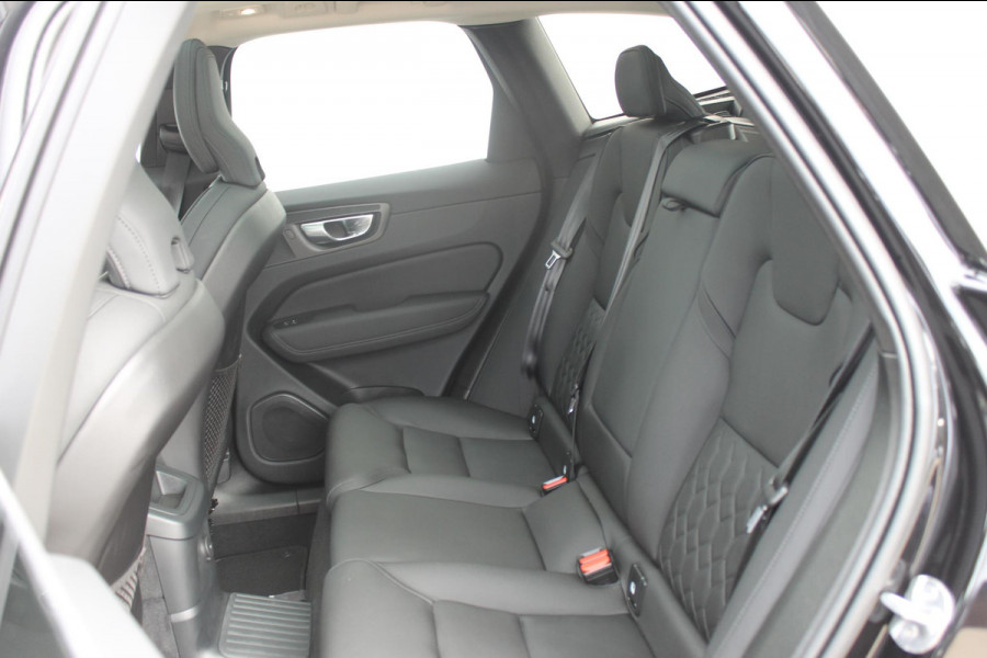 Volvo XC60 2.0 T6 Plug-in hybrid AWD Ultra Dark Luchtvering / Panoramisch schuif-kanteldak / Semi elektrisch wegklapbare trekhaak / Harman Kardon Audio