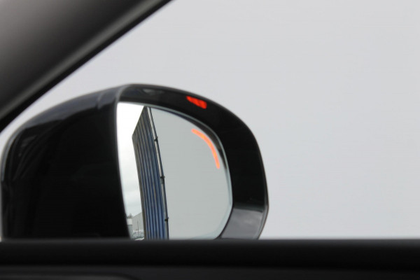 Volvo XC60 2.0 T6 Plug-in hybrid AWD Ultra Dark Luchtvering / Panoramisch schuif-kanteldak / Semi elektrisch wegklapbare trekhaak / Harman Kardon Audio