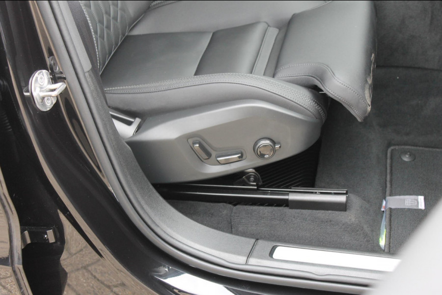 Volvo XC60 2.0 T6 Plug-in hybrid AWD Ultra Dark Luchtvering / Panoramisch schuif-kanteldak / Semi elektrisch wegklapbare trekhaak / Harman Kardon Audio