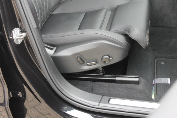 Volvo XC60 2.0 T6 Plug-in hybrid AWD Ultra Dark Luchtvering / Panoramisch schuif-kanteldak / Semi elektrisch wegklapbare trekhaak / Harman Kardon Audio