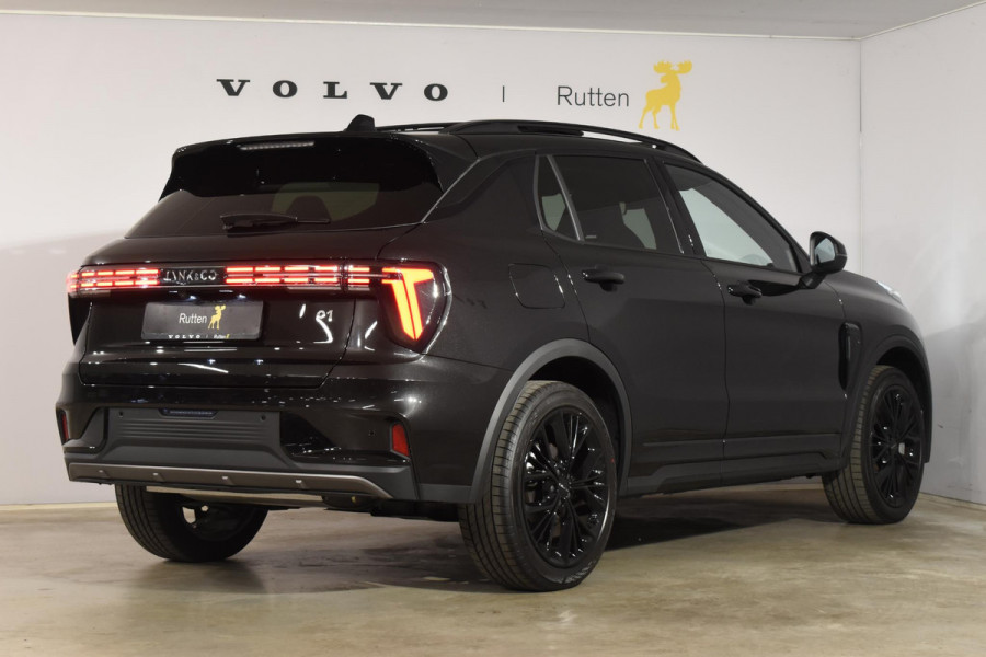 Lynk & Co 01 276PK Automaat More / Adaptive cruise control / Leren bekleding / Elektrisch verstelbare stoelen / Schuif- kanteldak / Stoel- en stuurverwarming / Parkeersensoren V+A / 360 Graden Camera / Elektrische achterklep / 20" lichtmetalen velgen