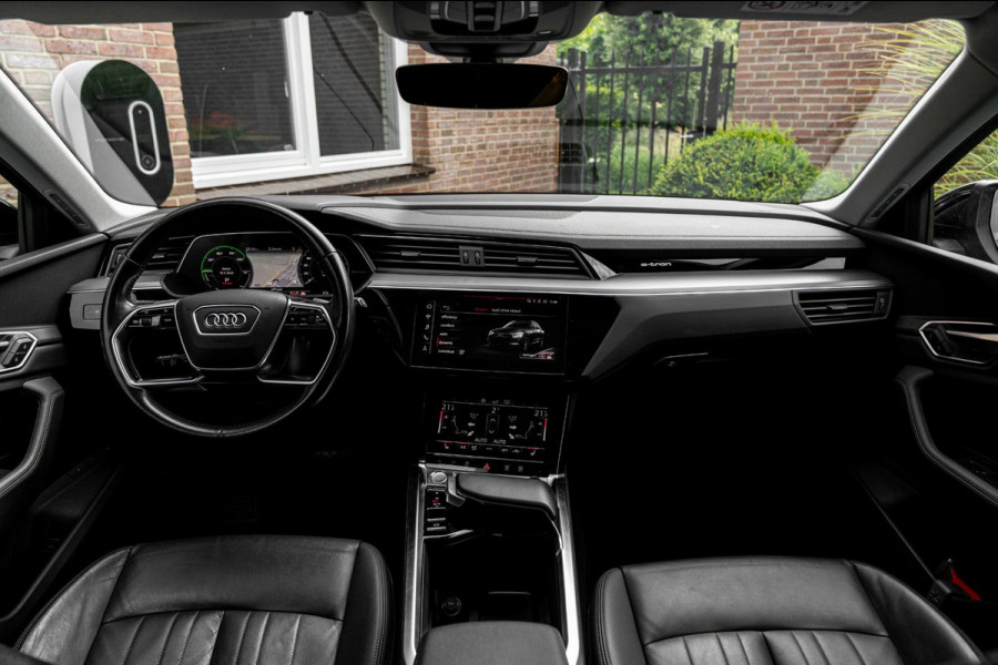 Audi e-tron E-tron 50 Quattro Launch Edition Plus 71 kWh Pano ACC Luchtvering Memory 20''