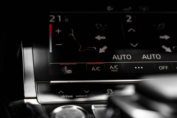 Audi e-tron E-tron 50 Quattro Launch Edition Plus 71 kWh Pano ACC Luchtvering Memory 20''