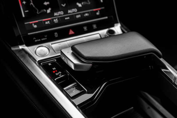 Audi e-tron E-tron 50 Quattro Launch Edition Plus 71 kWh Pano ACC Luchtvering Memory 20''