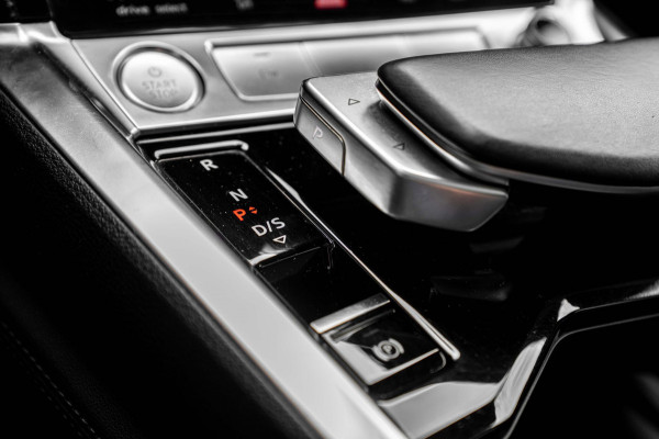 Audi e-tron E-tron 50 Quattro Launch Edition Plus 71 kWh Pano ACC Luchtvering Memory 20''