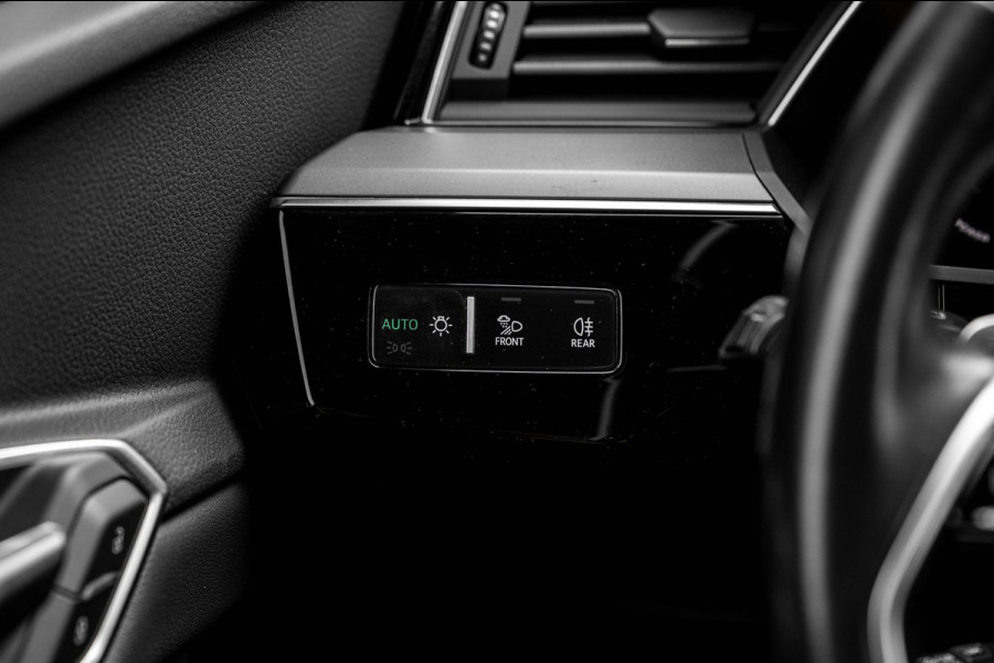 Audi e-tron E-tron 50 Quattro Launch Edition Plus 71 kWh Pano ACC Luchtvering Memory 20''