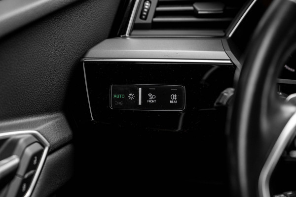 Audi e-tron E-tron 50 Quattro Launch Edition Plus 71 kWh Pano ACC Luchtvering Memory 20''