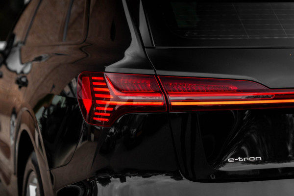 Audi e-tron E-tron 50 Quattro Launch Edition Plus 71 kWh Pano ACC Luchtvering Memory 20''
