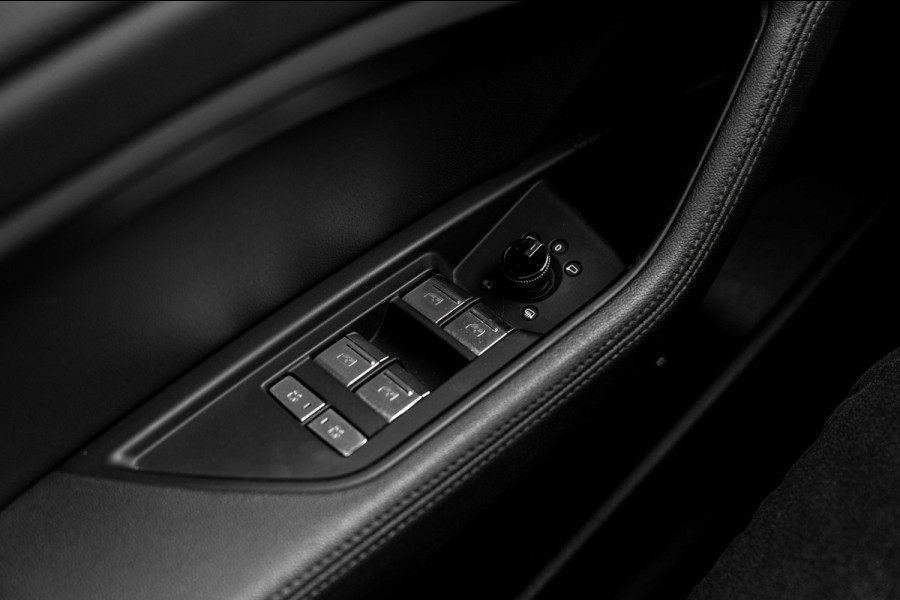Audi e-tron E-tron 50 Quattro Launch Edition Plus 71 kWh Pano ACC Luchtvering Memory 20''
